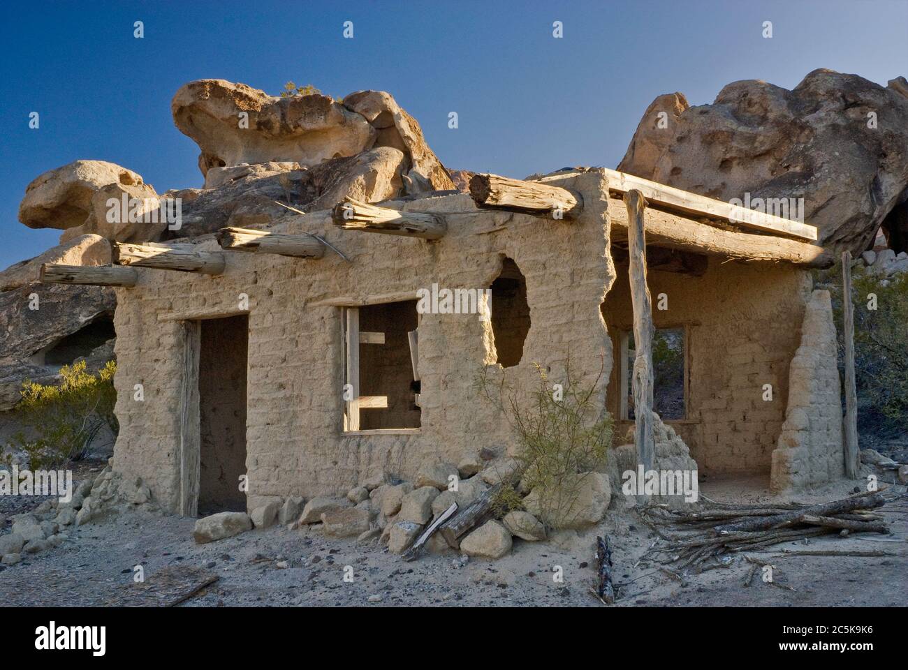 Rovine di adobe house vicino a miniere abbandonate in tre Dike area collinare di Big Bend Ranch State Park, Texas, Stati Uniti d'America Foto Stock