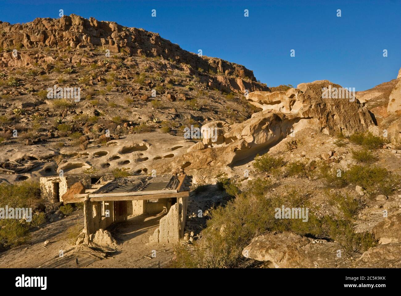 Rovine di case in adobe e grotte del vento vicino a miniere abbandonate nella zona di Three Dyke Hill a Bofecillos Mountains nel Big Bend Ranch state Park, Texas, Stati Uniti Foto Stock