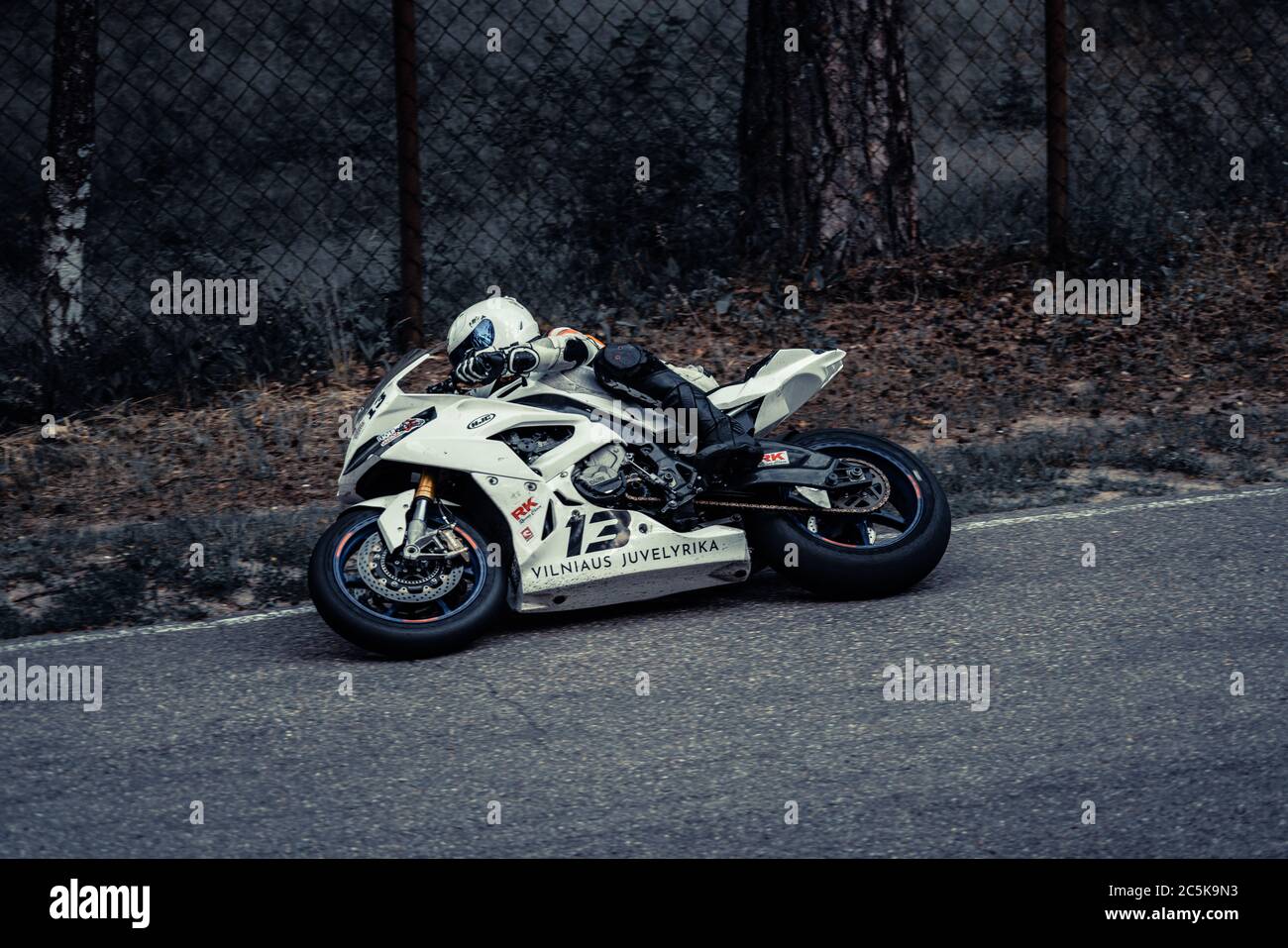 10-05-2020 Ropazi, Lettonia pratica motocicletta addentrandosi in una curva veloce in pista. Foto Stock