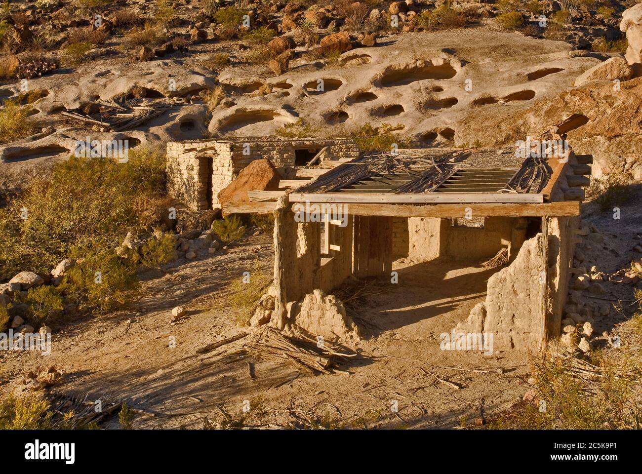 Rovine di case in adobe e grotte del vento vicino a miniere abbandonate nella zona di Three Dyke Hill a Bofecillos Mountains nel Big Bend Ranch state Park, Texas, Stati Uniti Foto Stock