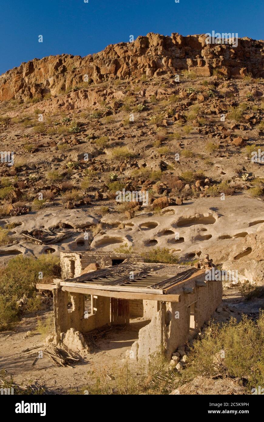 Rovine di case in adobe e grotte del vento vicino a miniere abbandonate nella zona di Three Dyke Hill a Bofecillos Mountains nel Big Bend Ranch state Park, Texas, Stati Uniti Foto Stock