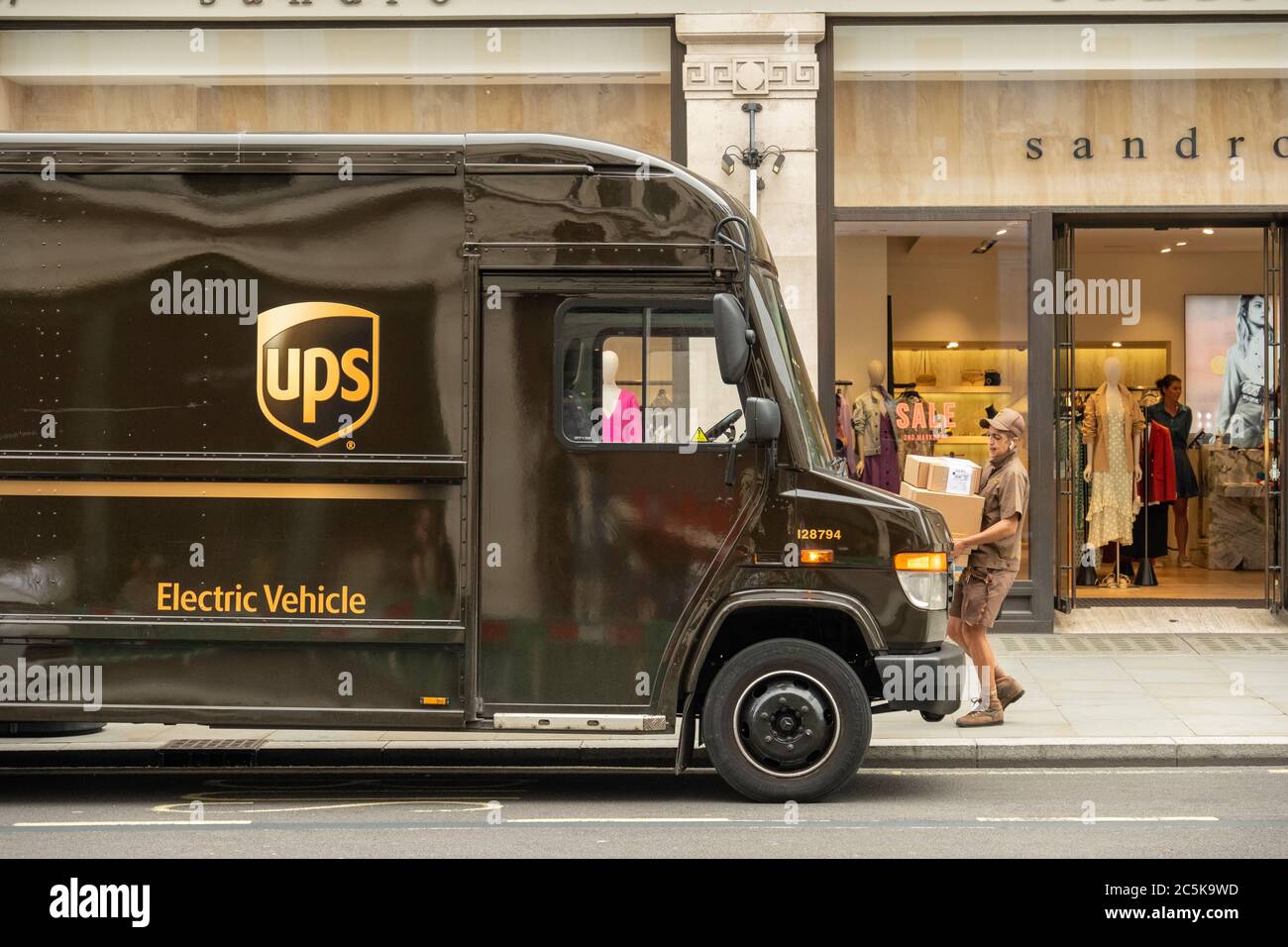LONDON- UPS o United Parcel Service Truck, una multinazionale americana di consegna di pacchetti Foto Stock