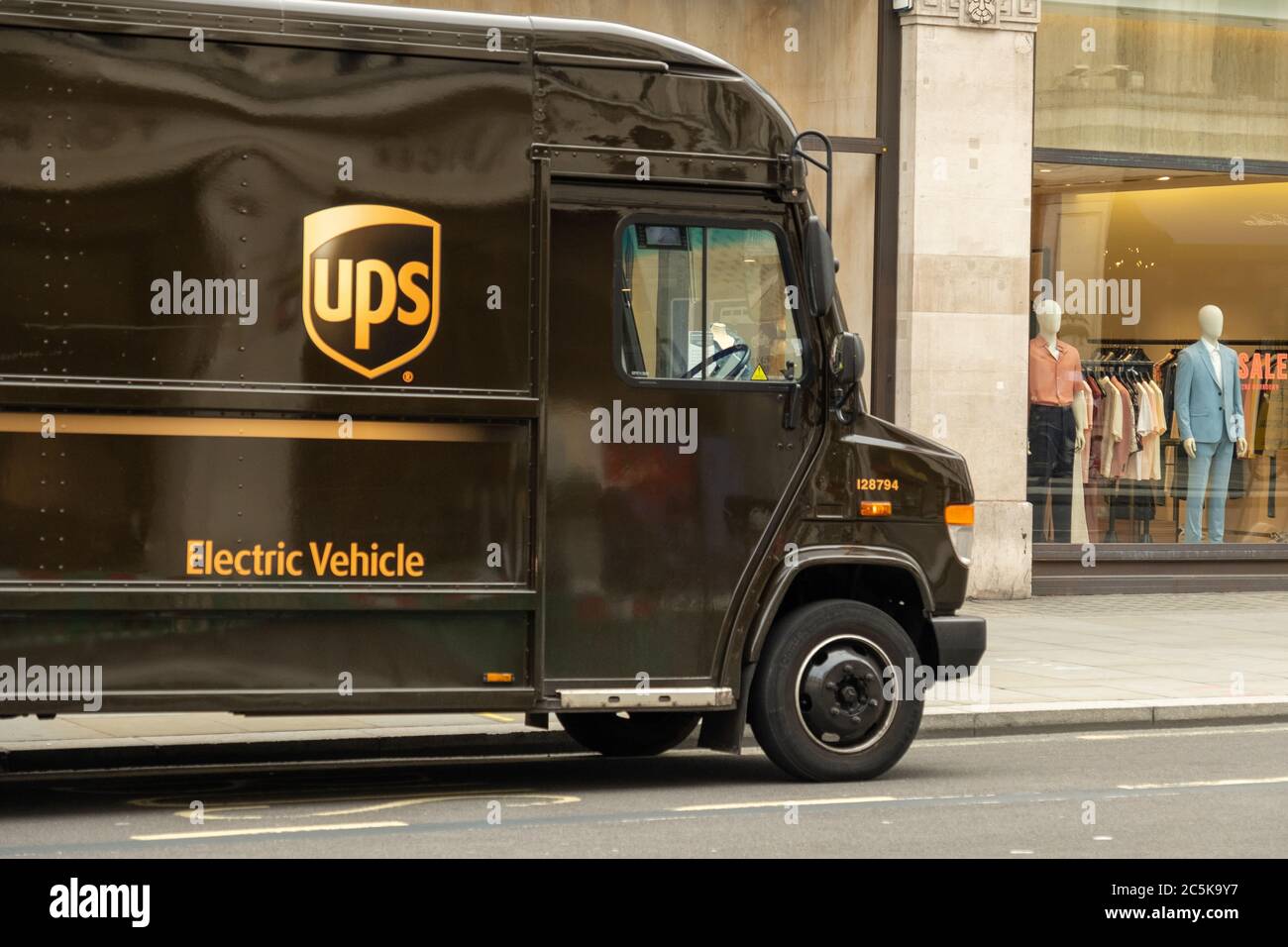 LONDON- UPS o United Parcel Service Truck, una multinazionale americana di consegna di pacchetti Foto Stock