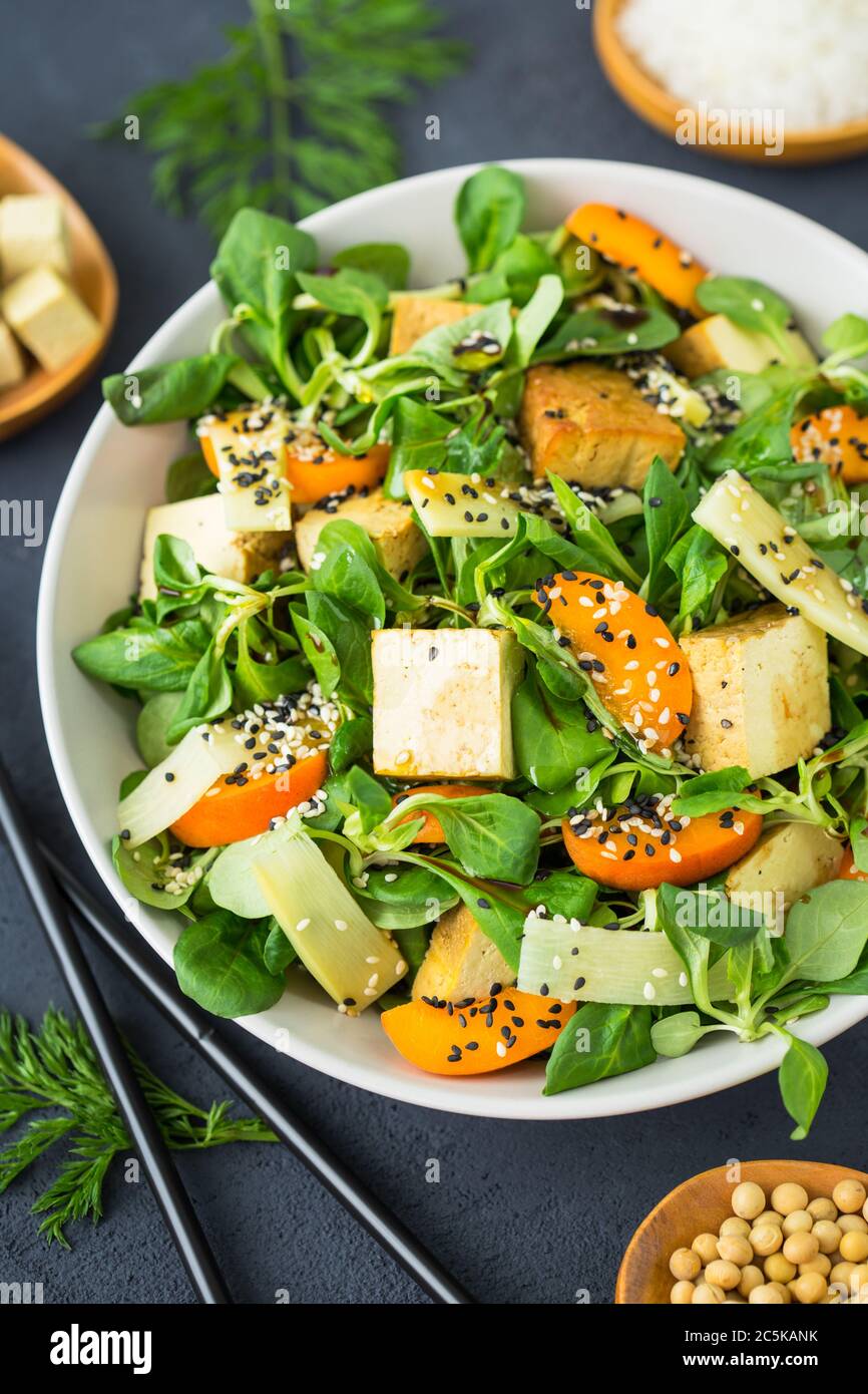 Insalata di tofu fresca con semi di sesamo, insalata di mais, albicote e bambù nel recipiente Foto Stock
