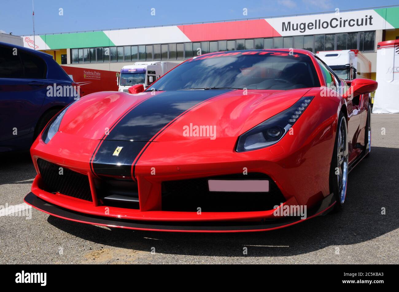 Scarperia (Firenze), Italia - Marzo 2018 : Ferrari nel paddock del circuito del Mugello. Foto Stock