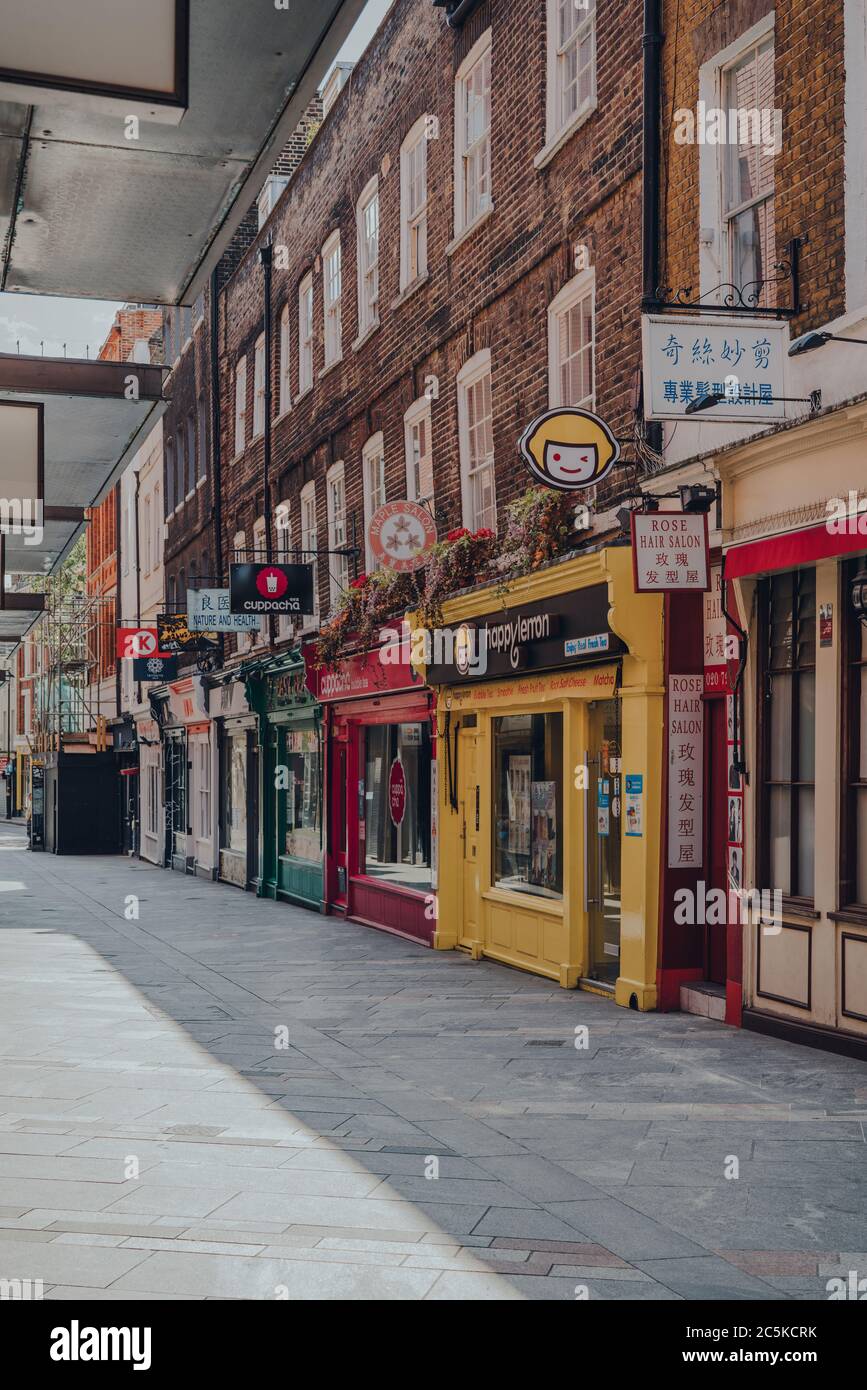 Londra, UK - 13 giugno 2020: Negozi chiusi in una strada vuota a Chinatown, una zona tipicamente trafficata di Londra famosa per i suoi ristoranti e casa di una lar Foto Stock
