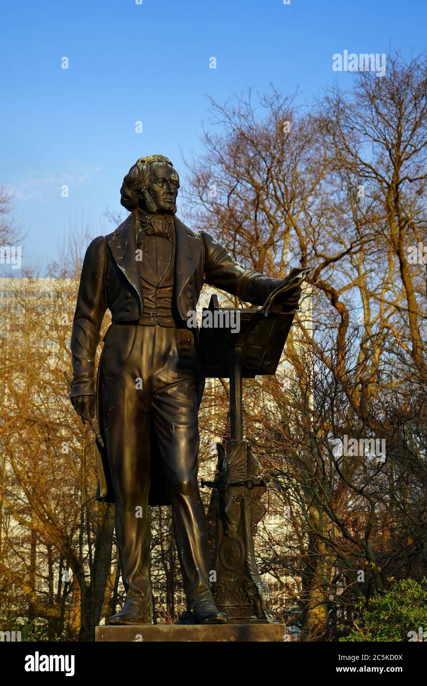 Statua in bronzo del compositore Felix Mendelssohn Bartholdy, direttore musicale di Düsseldorf dal 1833 al 1835. Foto Stock