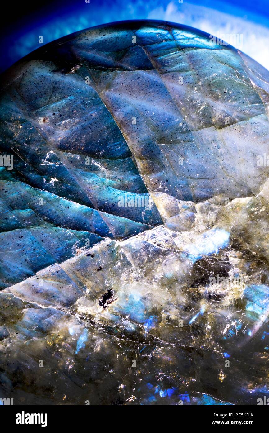 Macro Foto di una roccia surreale di Labradorite Verde e Blu iridescente Foto Stock