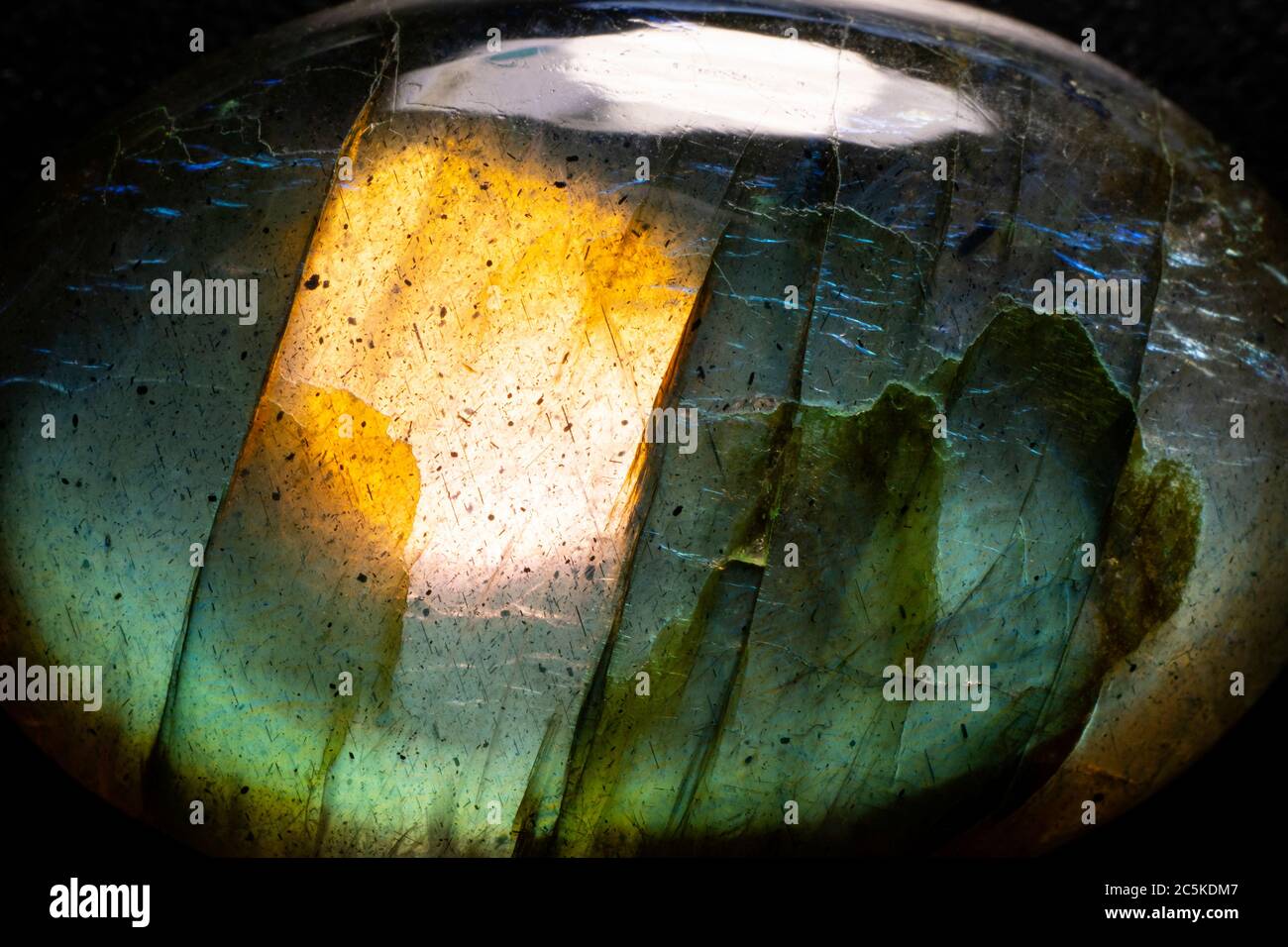 Macro Foto di una roccia surreale di Labradorite Verde e Blu iridescente Foto Stock