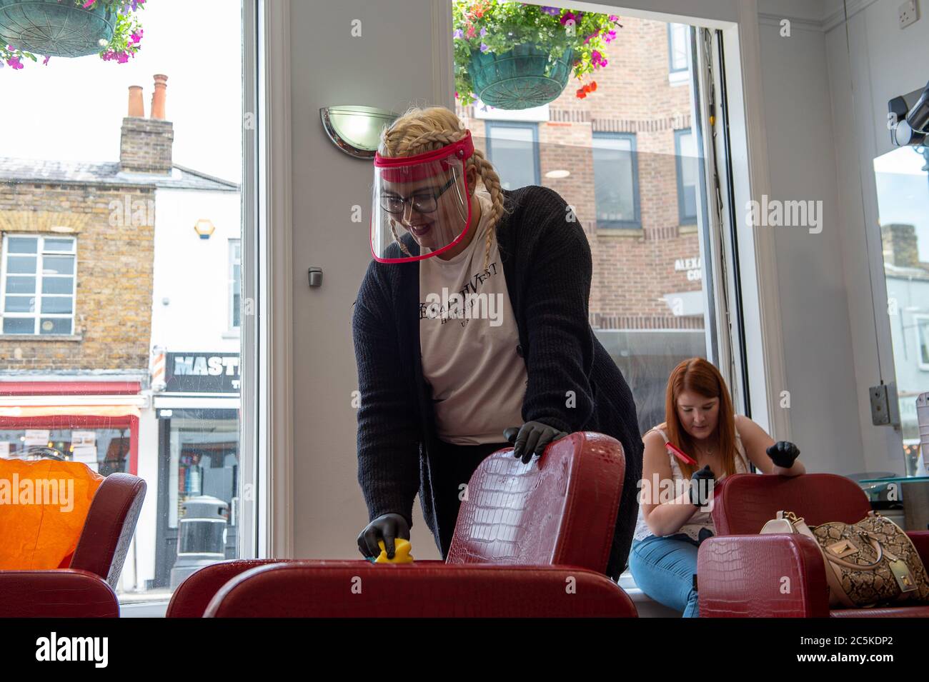 Windsor, Berkshire, Regno Unito. 3 luglio 2020. Poiché i parrucchieri in Inghilterra sono autorizzati a riaprire da domani, il personale dell'Artwork Hair Salon di Windsor, Berkshire, era impegnato a pulire e preparare il loro salone oggi per riaprire domani, dopo il relax in Coronavirus Covid-19 regole di blocco. Credit: Mc Lean/Alamy Foto Stock