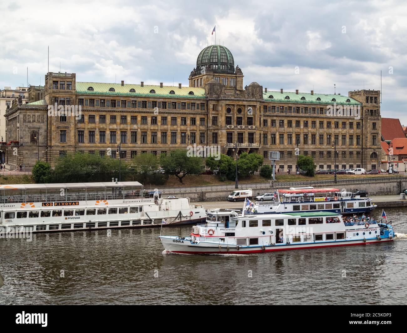 PRAGA, REPUBBLICA CECA - 19 LUGLIO 2019: Giro in barca sul fiume Moldava con il Ministero dell'industria e del Commercio edificio con la sua caratteristica cupola Foto Stock