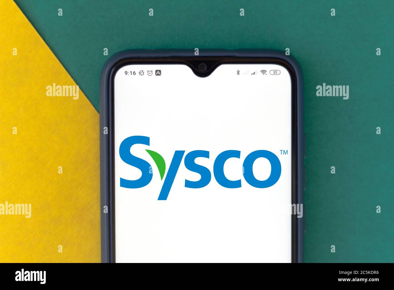 In questa illustrazione fotografica viene visualizzato il logo Sysco Corporation sullo smartphone. Foto Stock