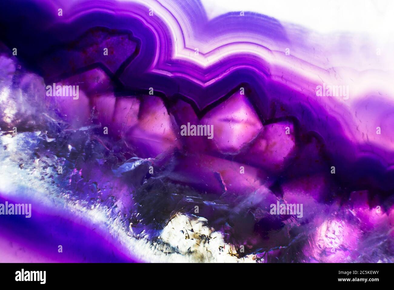 Fette di Agata Rock viola illuminate e colorate Foto Stock