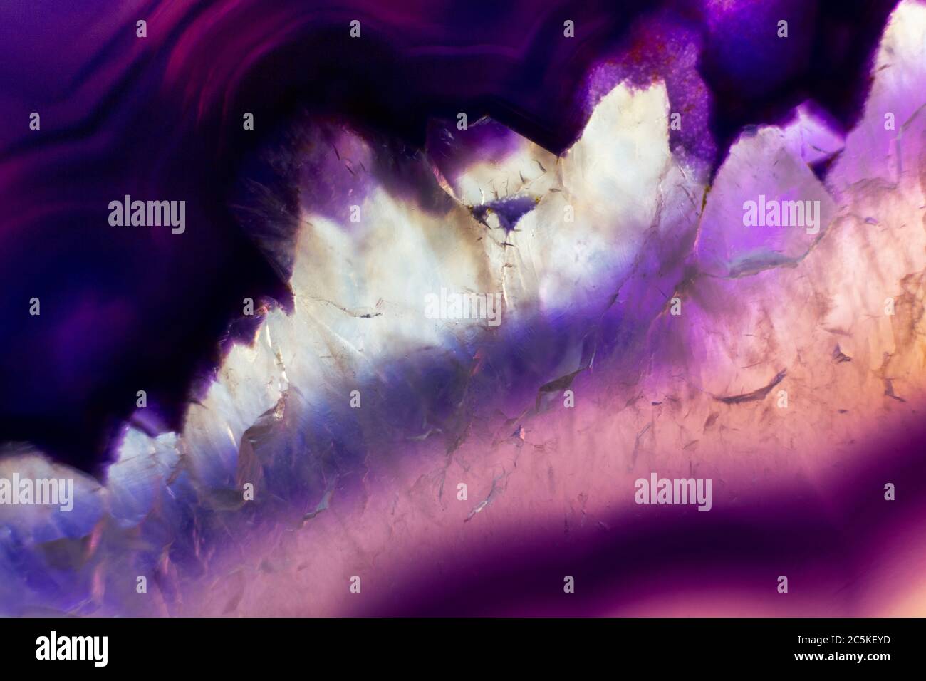 Fette di Agata Rock viola illuminate e colorate Foto Stock