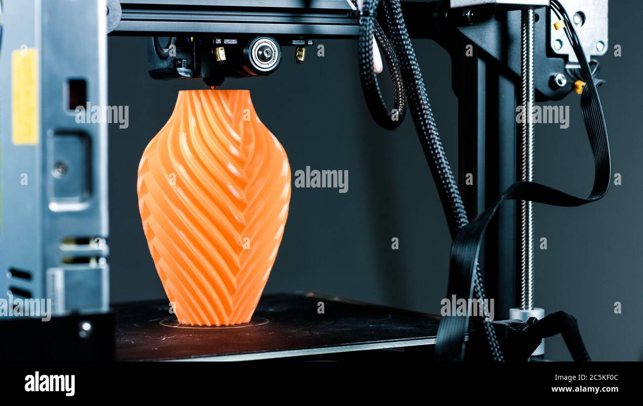 Stampante 3D stampa un vaso per la decorazione domestica con filamento in  plastica arancione Foto stock - Alamy