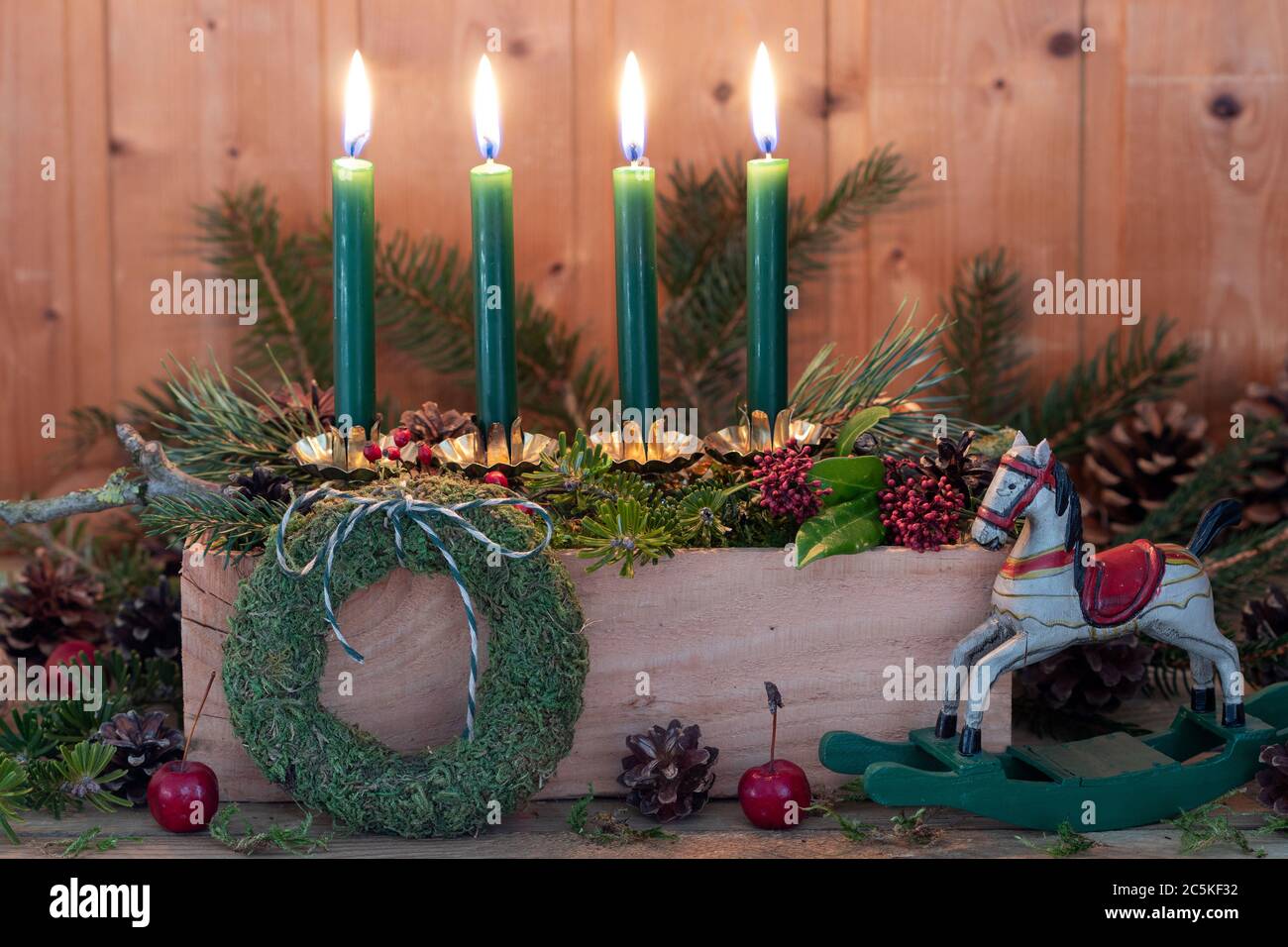 decorazione di natale con candele di avvento verdi in scatola di legno Foto Stock