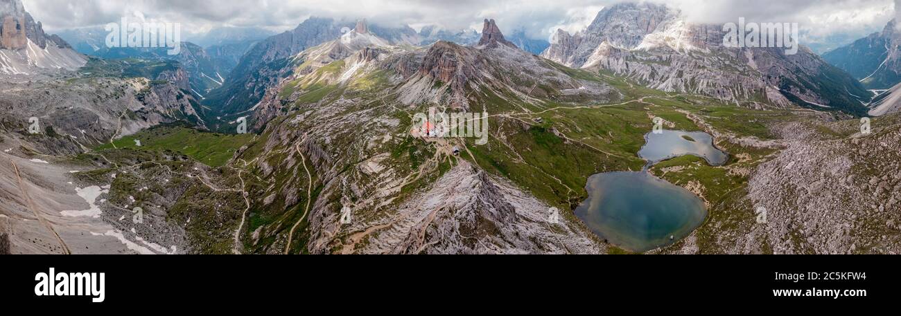 La vista aerea del rifugio Antonio Locatelli è un rifugio in Alto Adige, il monte Paterno e le tre Cime di Lavaredo, Drei Zinnen, Laghi Foto Stock