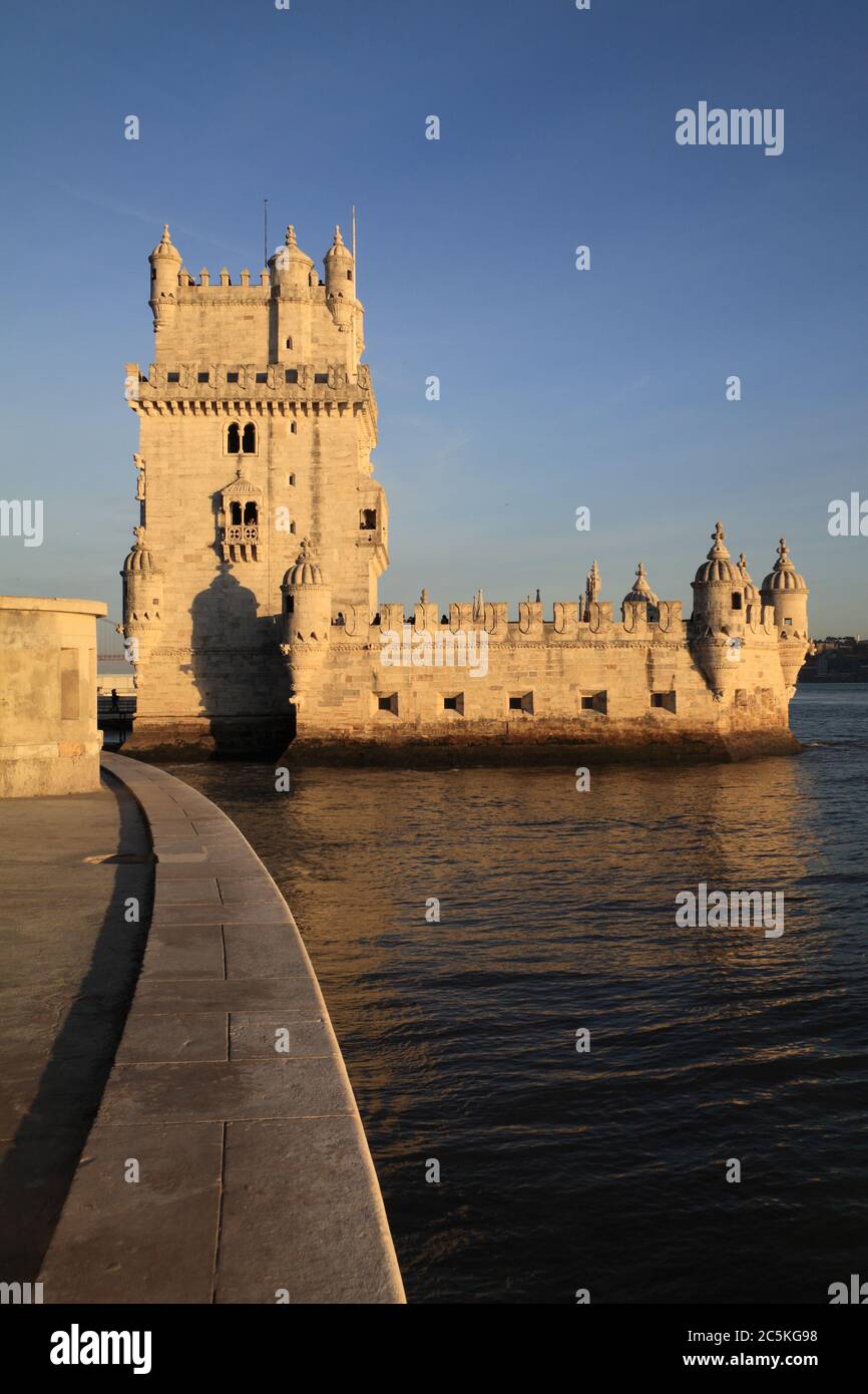 Portogallo, Lisbona, distretto di Belem. Torre de Belem - Torre di Belem. Costruito in stile gotico-manuelino. Sito patrimonio dell'umanità dell'UNESCO. Foto Stock