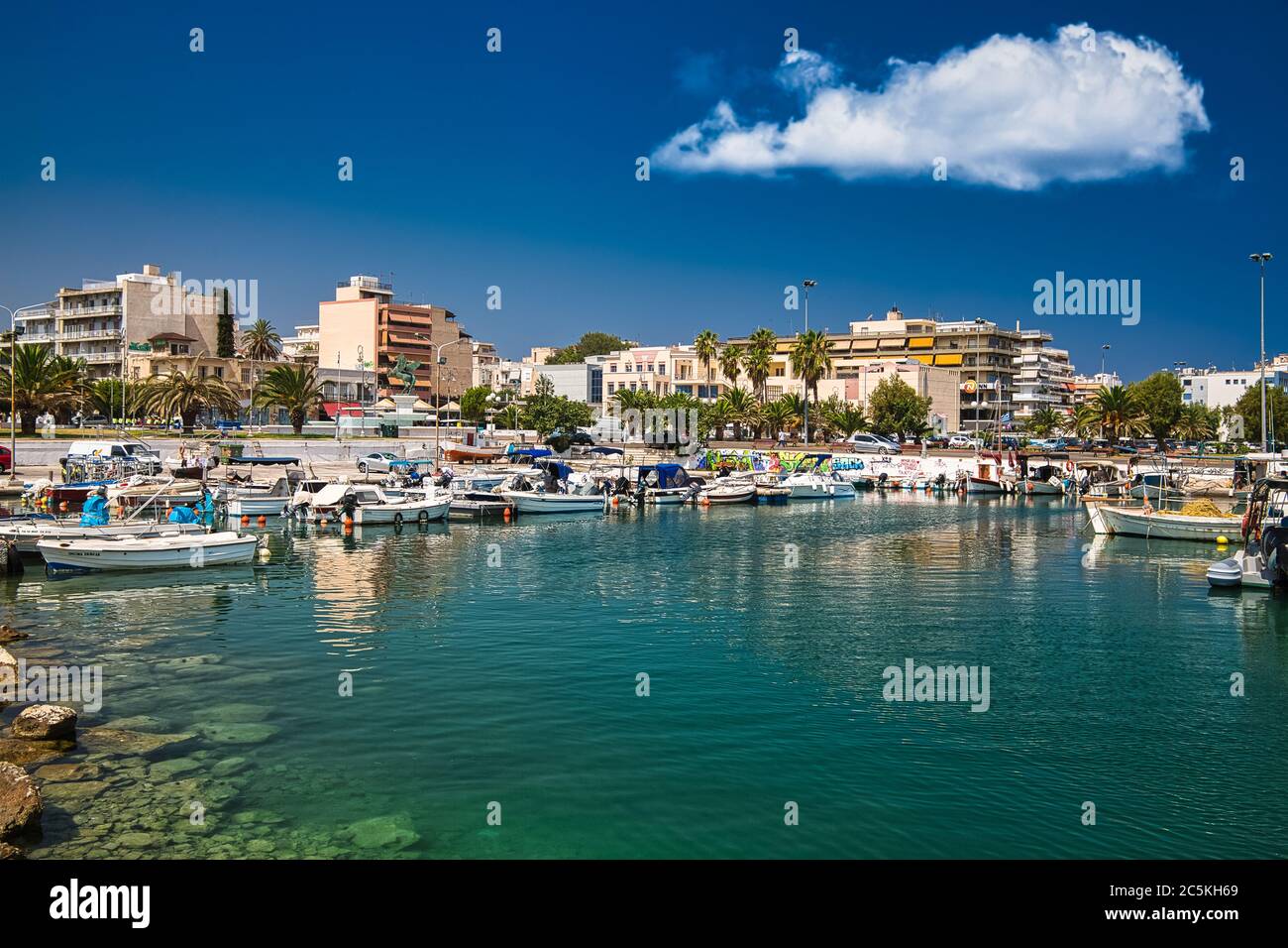 Porto di Corinto città in caldo giorno estivo. Foto Stock