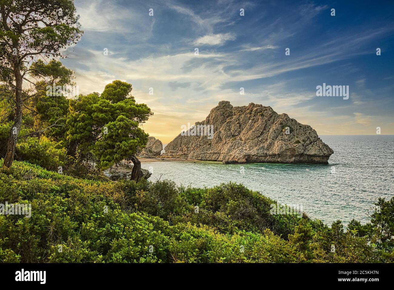 Splendido tramonto sulla spiaggia selvaggia, Mar Mediterraneo, Grecia. Foto Stock