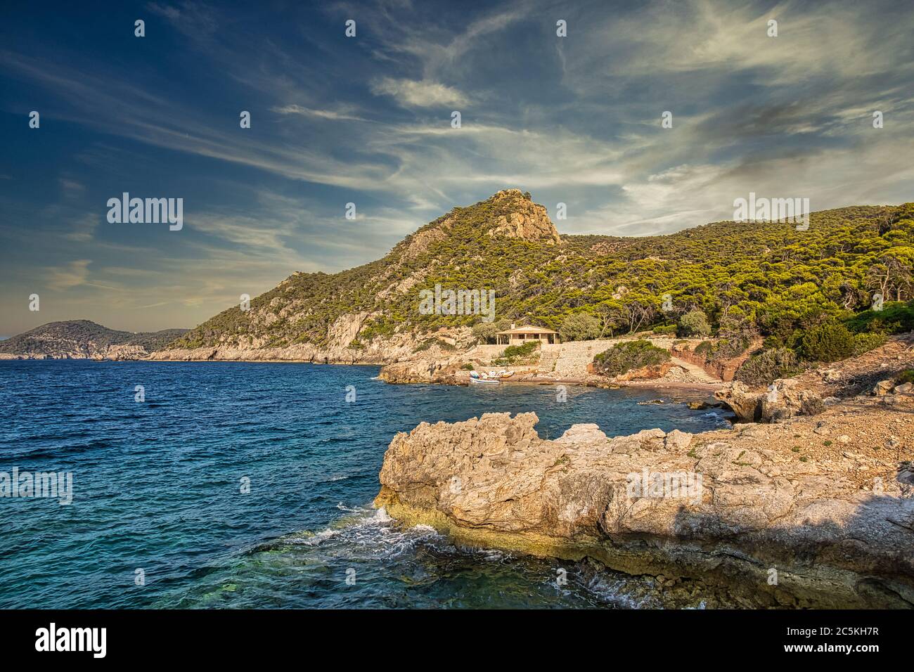 Splendido tramonto sulla spiaggia selvaggia, Mar Mediterraneo, Grecia. Foto Stock