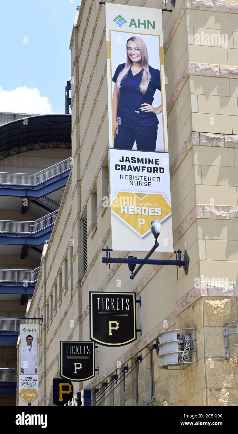 Pittsburgh, Stati Uniti. 03 luglio 2020. Banner al di fuori del PNC Park a Pittsburgh onora i membri del medico come i Pirati praticato Venerdì, 3 luglio 2020, come Major League Baseball spera di iniziare la sua squadra di stagione in poche settimane il 23 luglio. I media non sono stati autorizzati a partecipare agli allenamenti di Pittsburgh dopo che Allegheny Country ha imposto misure più severe di allontanamento sociale a causa di un aumento dei casi COVID-19. Foto di Archie Carpenter/UPI Credit: UPI/Alamy Live News Foto Stock