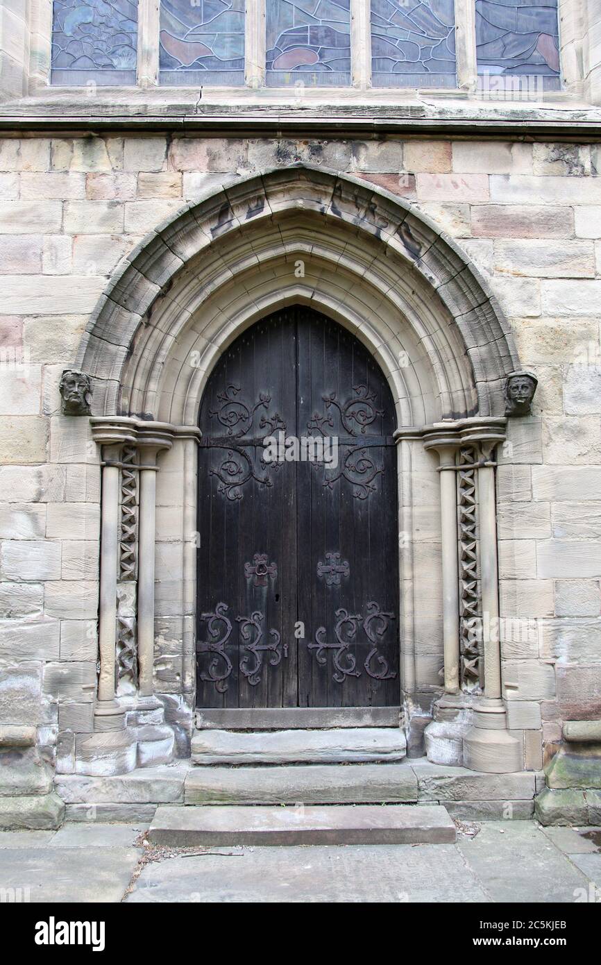 Porta di Santa Maria e di tutti i Santi a Chesterfield, che è la famosa Chiesa parrocchiale Crooked spire Foto Stock