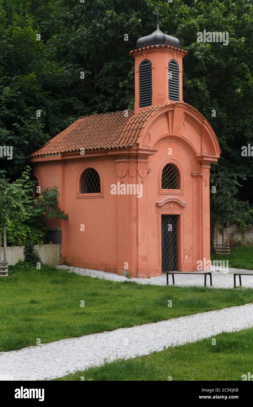 Cappella commemorativa sul sito dell'ex cimitero militare Karlín (Karlínský vojenský hřbitov) nel quartiere Karlín di Praga, Repubblica Ceca. La cappella del 1753 è l'unico oggetto conservato del cimitero militare. Il generale prussiano Gerhard von Scharnhorst fu sepolto temporaneamente in questa cappella nel 1813. Foto Stock