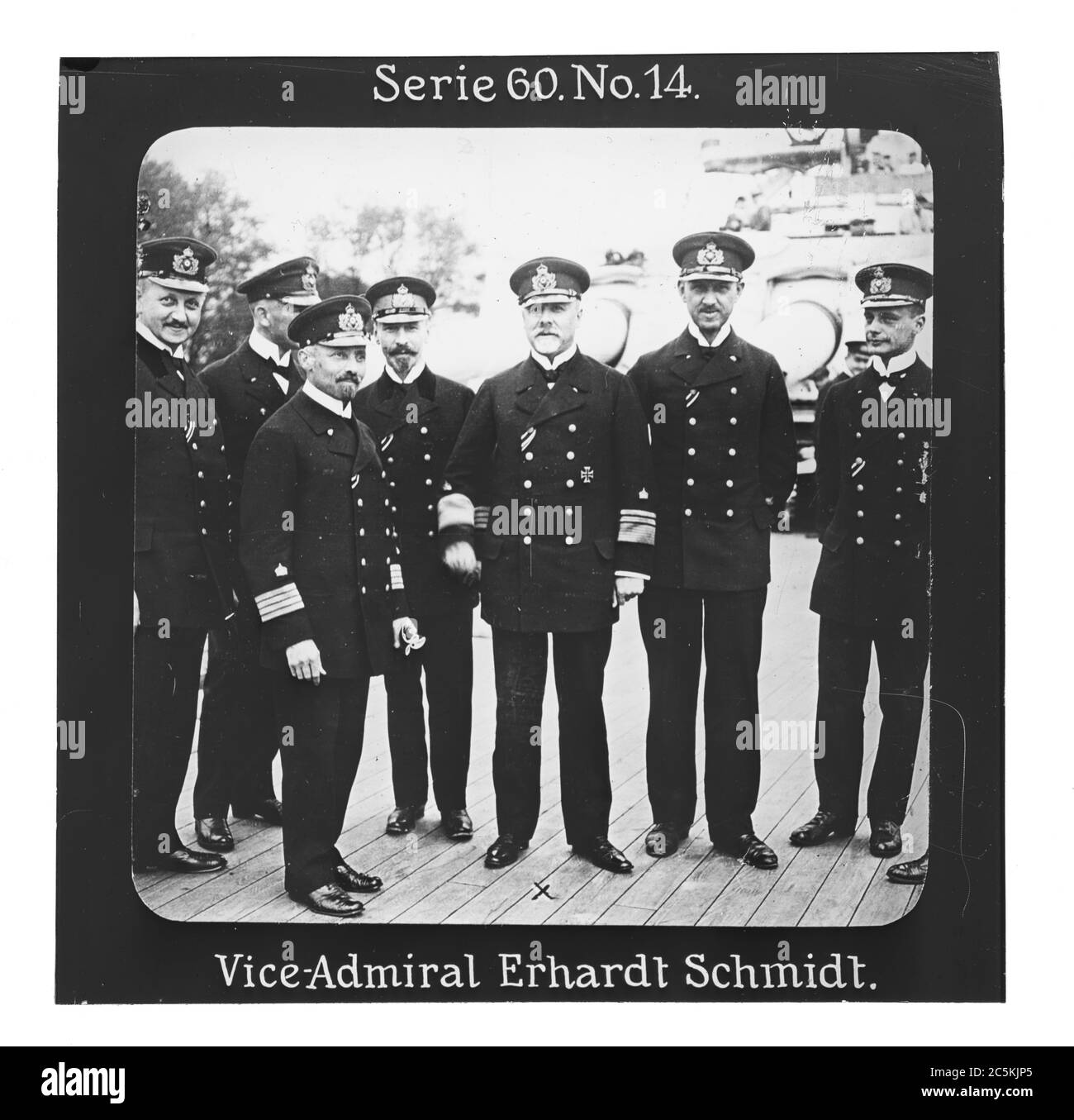 Proiezione für alle - Der Weltkrieg: Siegreiche Führer. Serie 60. N. 14. Vice-Ammiraglio Erhardt Schmidt. Ehrhard (Erhardt) ammiraglio di guerra Schmidt im 1. Weltkrieg. Die Fotografie zeigt ihn mit den Angehörigen seines Stabes im Jahr 1916. - Die Firma „proiezione für alle" wurde 1905 von Max Skladanowsky (1861-1939) gegründet. Sie produzierte bis 1928 fast 100 Serien zu je 24 Glasdias im Format 8,3 x 8,3 cm im sog. Bromsilber-gelatina-Trockenplatten Verfahren. Die Serien umfassten vor allem Städte, Länder, Landschaften aber auch Märchen und Sagen, das Alte Testamento und den Ersten Weltkrieg. Foto Stock