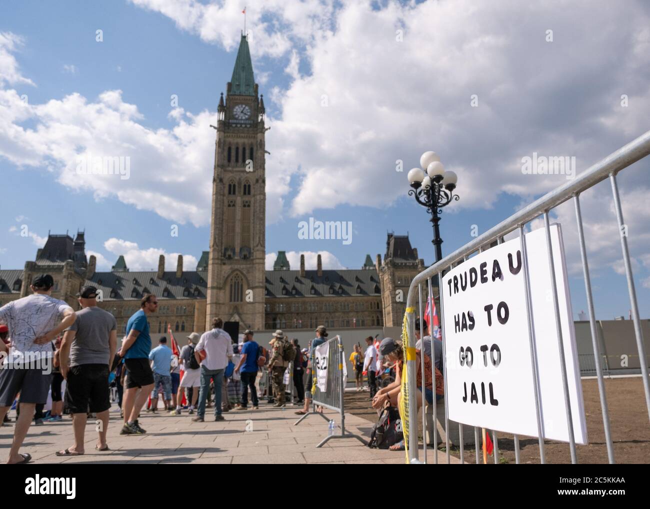 I manifestanti criticano il primo ministro canadese Justin Trudeau e i suoi recenti scandali al di fuori di Parliament Hill a Ottawa il giorno del Canada. Foto Stock