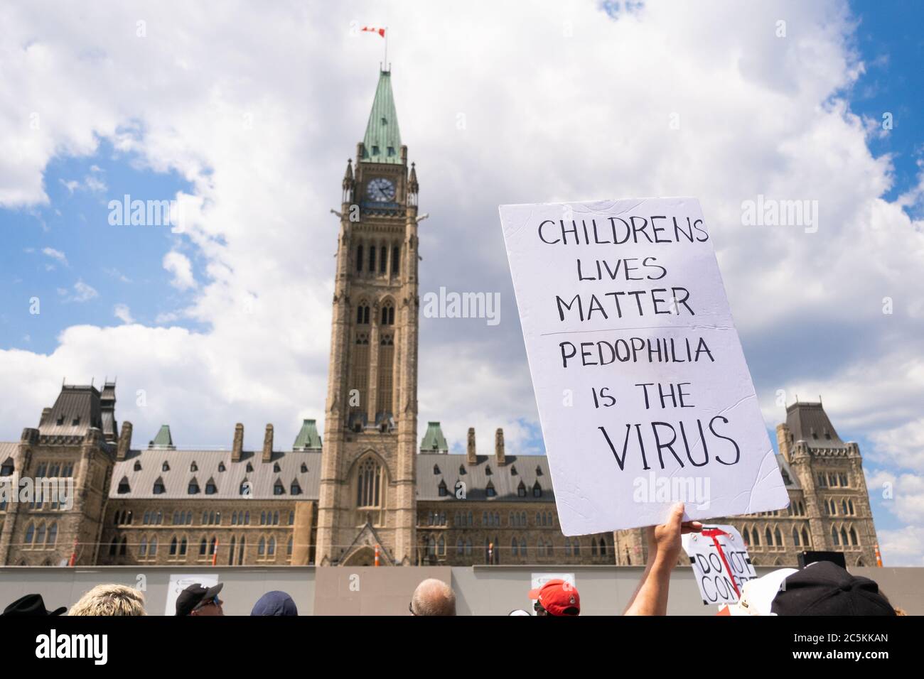 Un protestore denuncia la pedofilia al di fuori del Parlamento il giorno del Canada a Ottawa, Ontario. Foto Stock