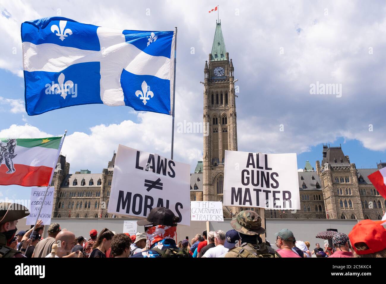 I dimostranti, compresi quelli contro la recente legislazione sulle armi, si riuniscono fuori da Parliament Hill ad Ottawa il giorno del Canada. Foto Stock