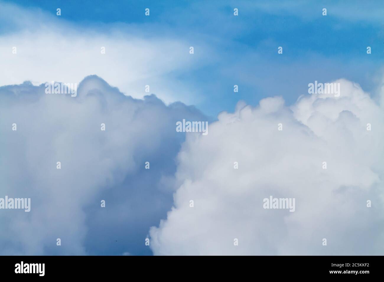 Le nuvole Cumulus si costruiscono in un cielo blu scuro prima di una tempesta di pioggia. Foto Stock