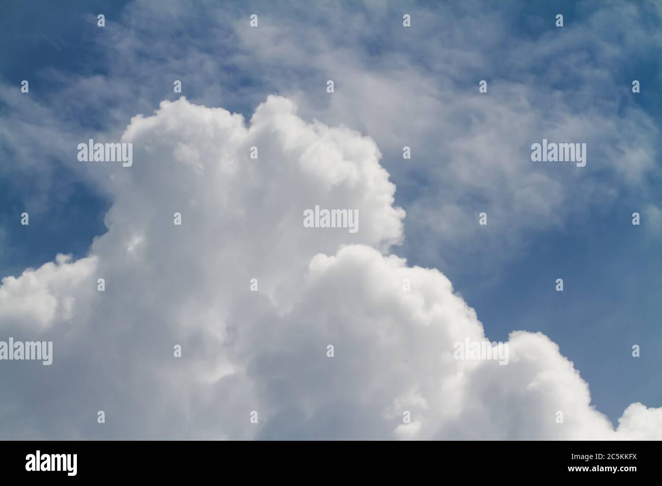 Le nuvole Cumulus si costruiscono in un cielo blu scuro prima di una tempesta di pioggia. Foto Stock