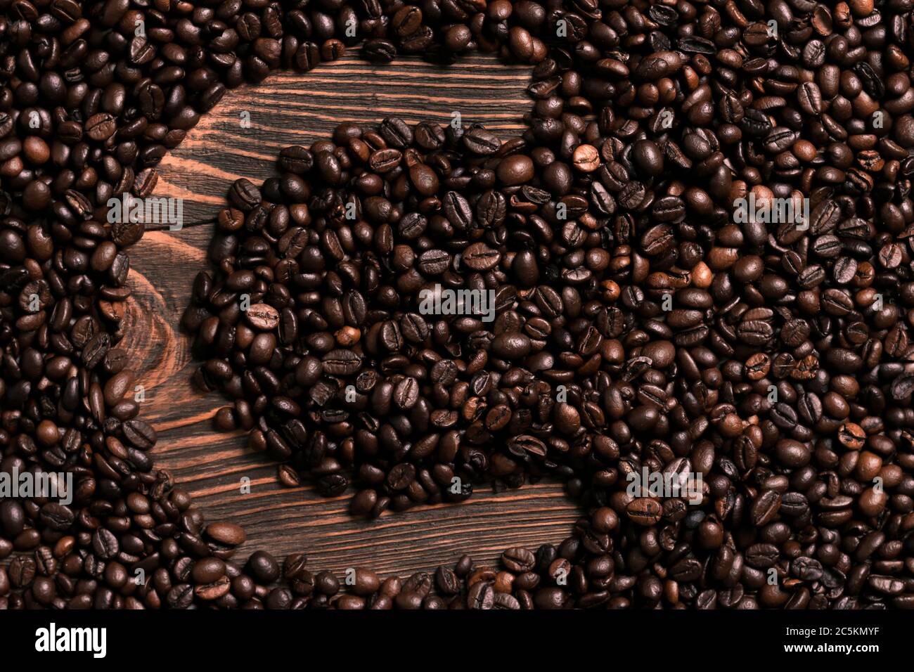 Iscrizione lettera C con chicchi di caffè sul tavolo di legno Foto Stock