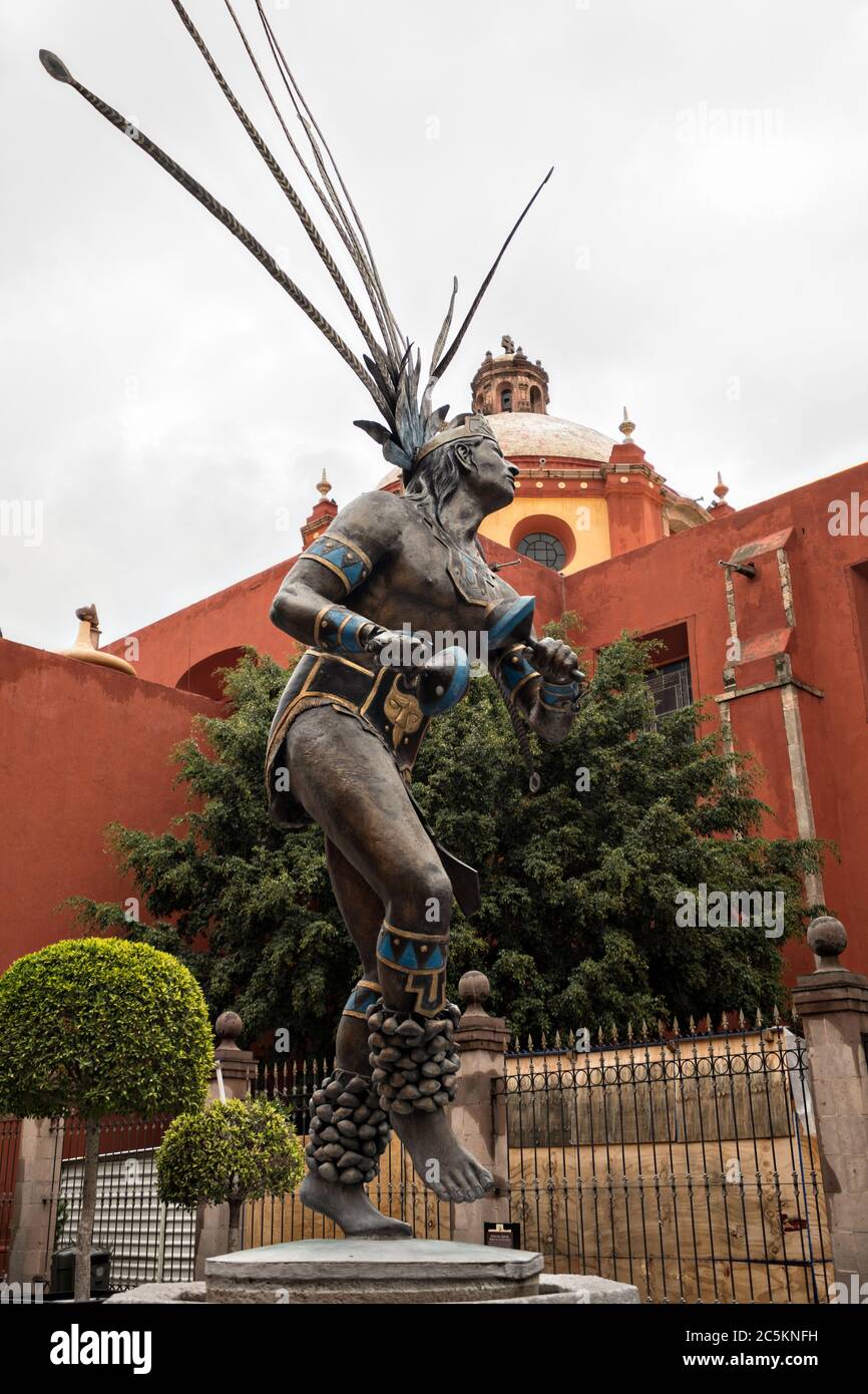 Una statua che onora i tradizionali Concheros, conosciuti anche come El Danzante Conchero, nell'antica sezione coloniale di Santiago de Queretaro, Stato del Queretaro, Messico. Foto Stock