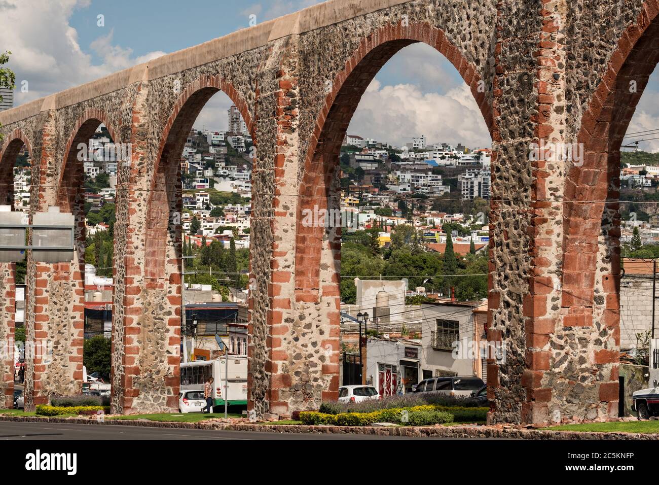 L'antico acquedotto di pietra di Queretaro nella vecchia sezione coloniale di Santiago de Queretaro, Stato del Queretaro, Messico. L'acquedotto è stato completato nel 1735 ed è il più grande del Messico. Foto Stock