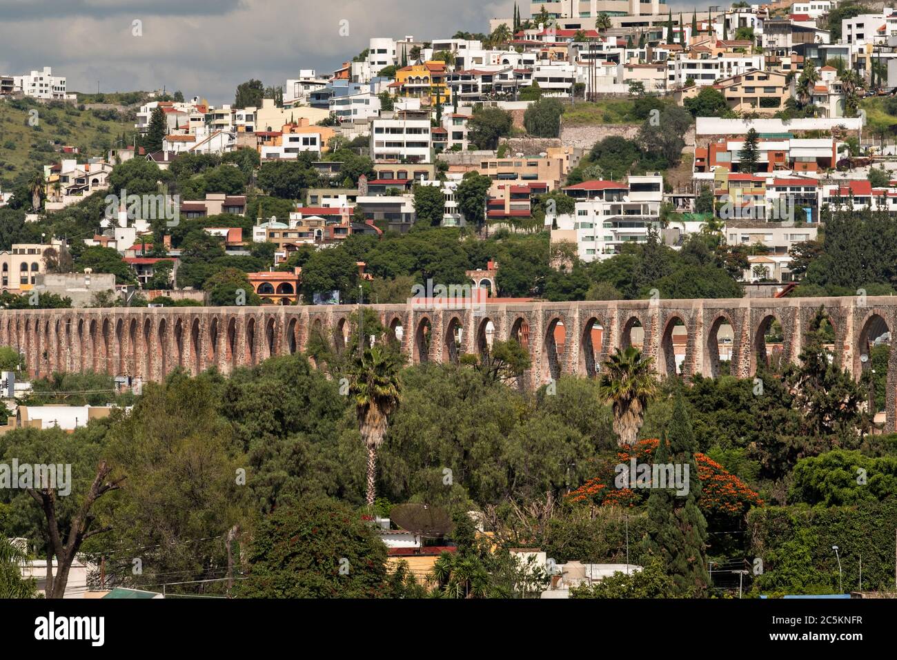 L'antico acquedotto in pietra di Queretaro che attraversa il centro della città di Santiago de Queretaro, Stato del Queretaro, Messico. L'acquedotto è stato completato nel 1735 ed è il più grande del Messico. Foto Stock