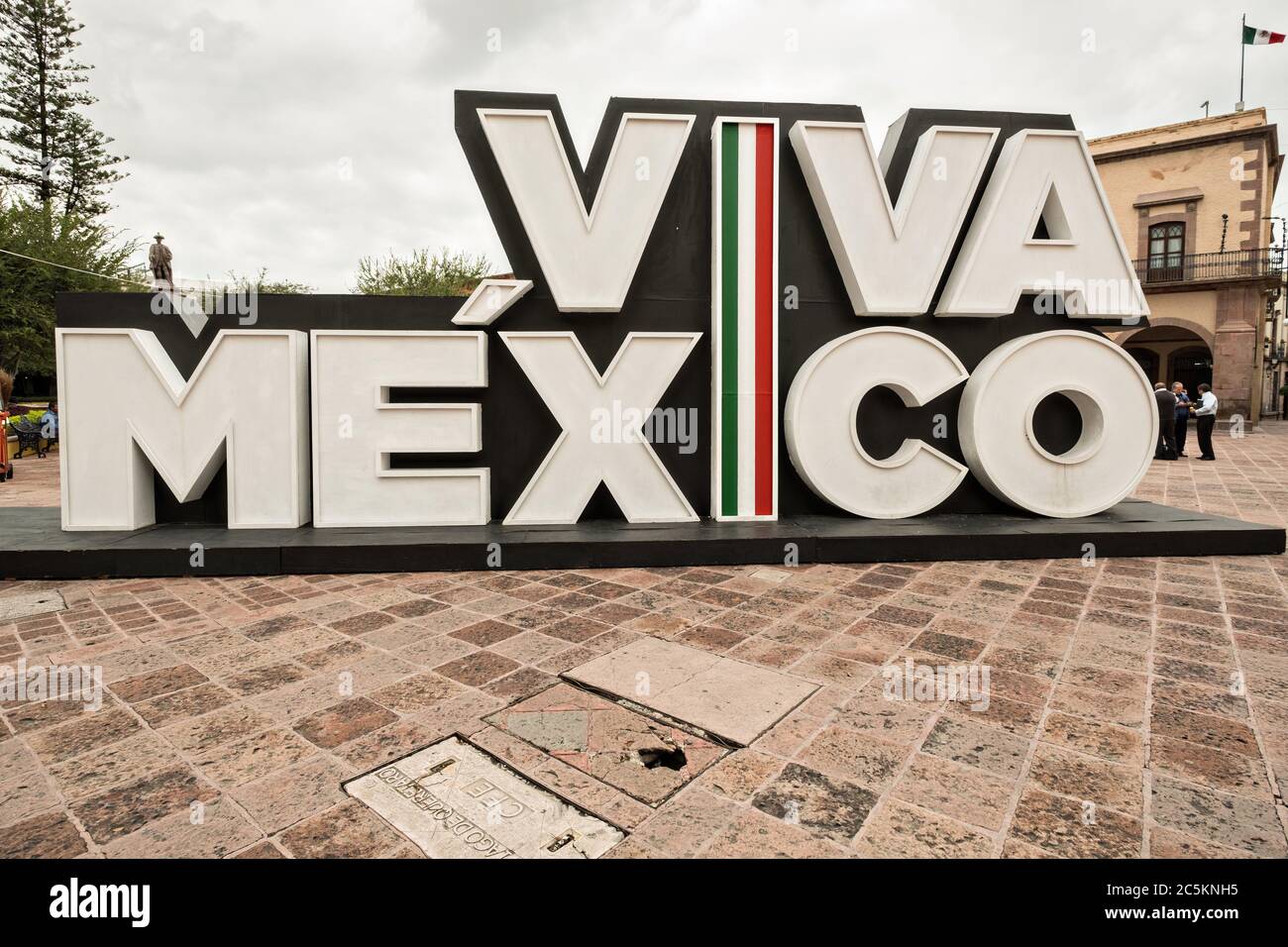 Un cartello Viva Mexico fuori dal palazzo del governo o Palacio de Gobierno lungo la Plaza de Armas nella vecchia sezione coloniale di Santiago de Queretaro, Stato Queretaro, Messico. Foto Stock