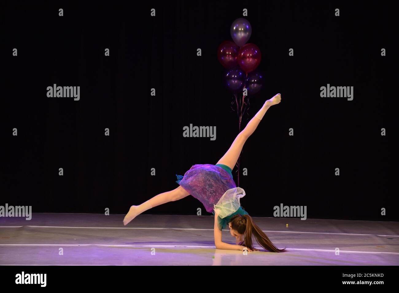 Giovane ragazza adolescente che esegue la danza moderna sul palco Foto Stock