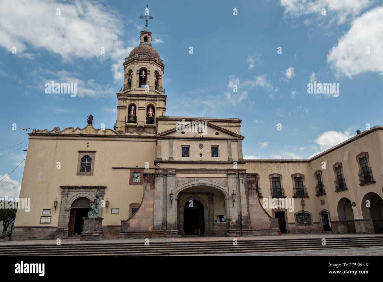 La Chiesa della Santa Croce e il Convento Francescano hanno anche chiamato il Templo y Convento de la Santa Cruz sulla piazza dei fondatori nella vecchia sezione coloniale di Santiago de Queretaro, Stato del Queretaro, Messico. Foto Stock