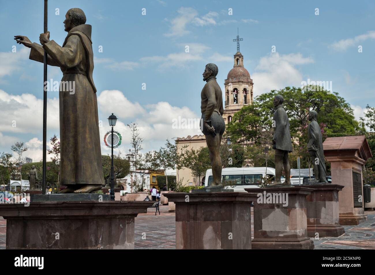 Statue di figure storiche sulla piazza dei fondatori nella vecchia sezione coloniale di Santiago de Queretaro, Stato Queretaro, Messico. Foto Stock