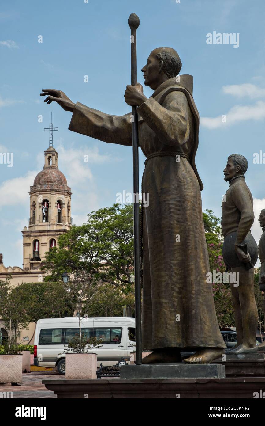 Statue di figure storiche sulla piazza dei fondatori nella vecchia sezione coloniale di Santiago de Queretaro, Stato Queretaro, Messico. Foto Stock