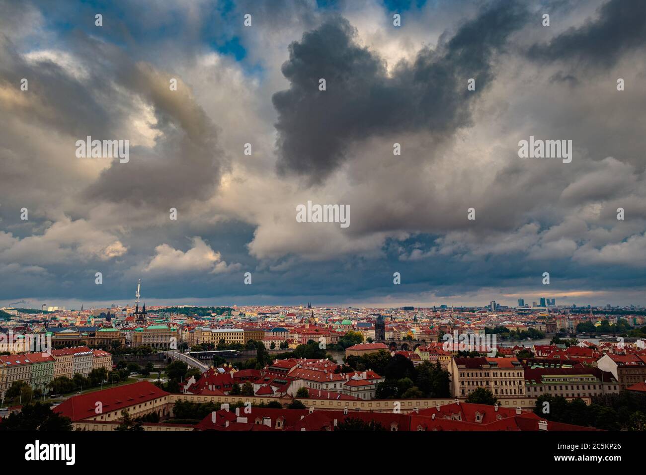 Vista di Praga dalla torre Petrin, Praga, Repubblica Ceca Foto Stock