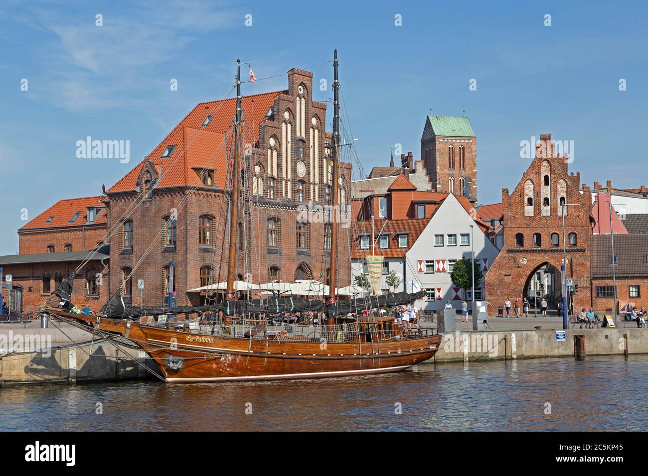 Ristorante nel vecchio magazzino, porta d'acqua e chiesa di San Nicola, porto, Wismar, Meclemburgo-Pomerania occidentale, Germania Foto Stock