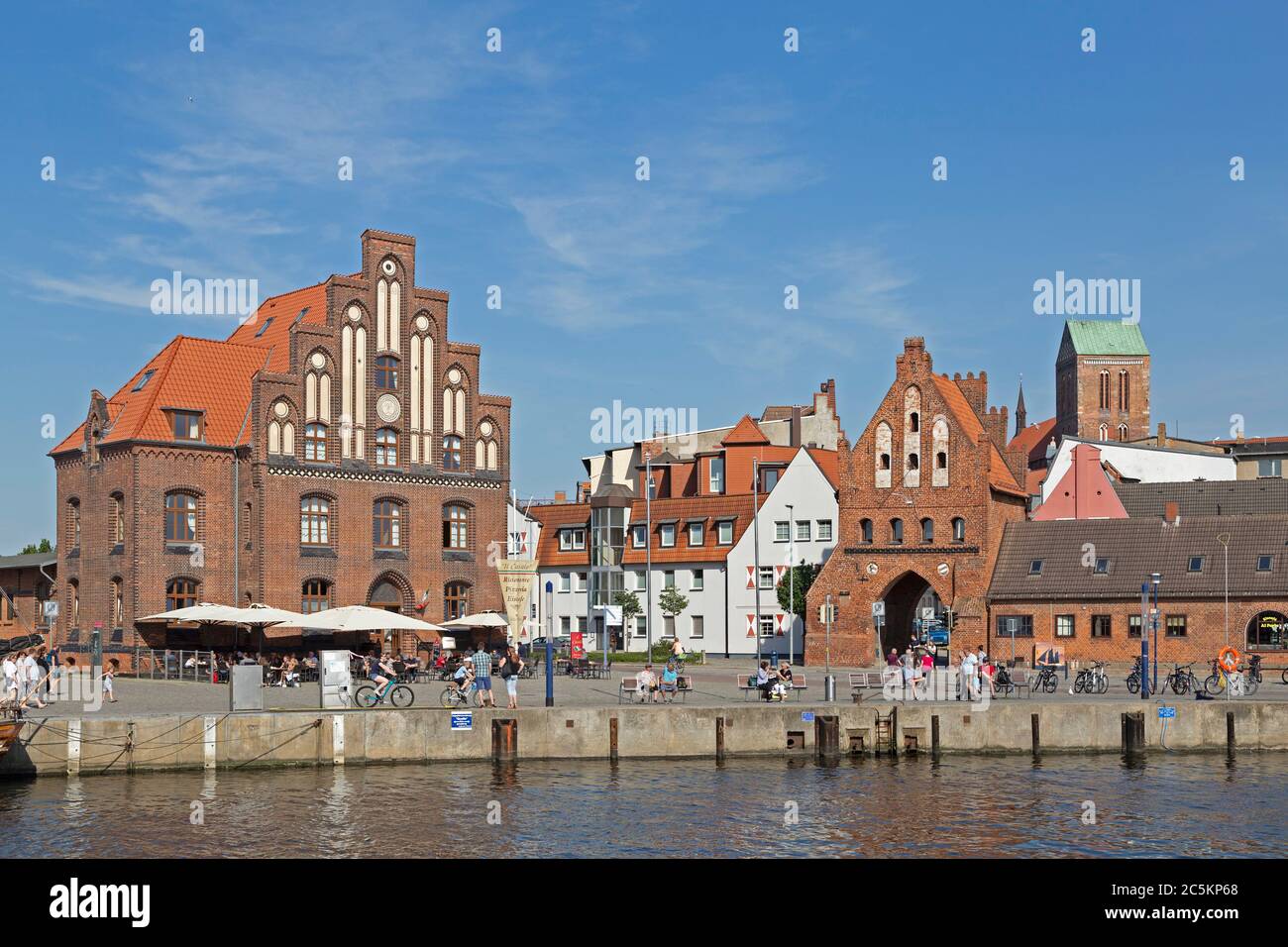 Ristorante nel vecchio magazzino, porta d'acqua e chiesa di San Nicola, porto, Wismar, Meclemburgo-Pomerania occidentale, Germania Foto Stock