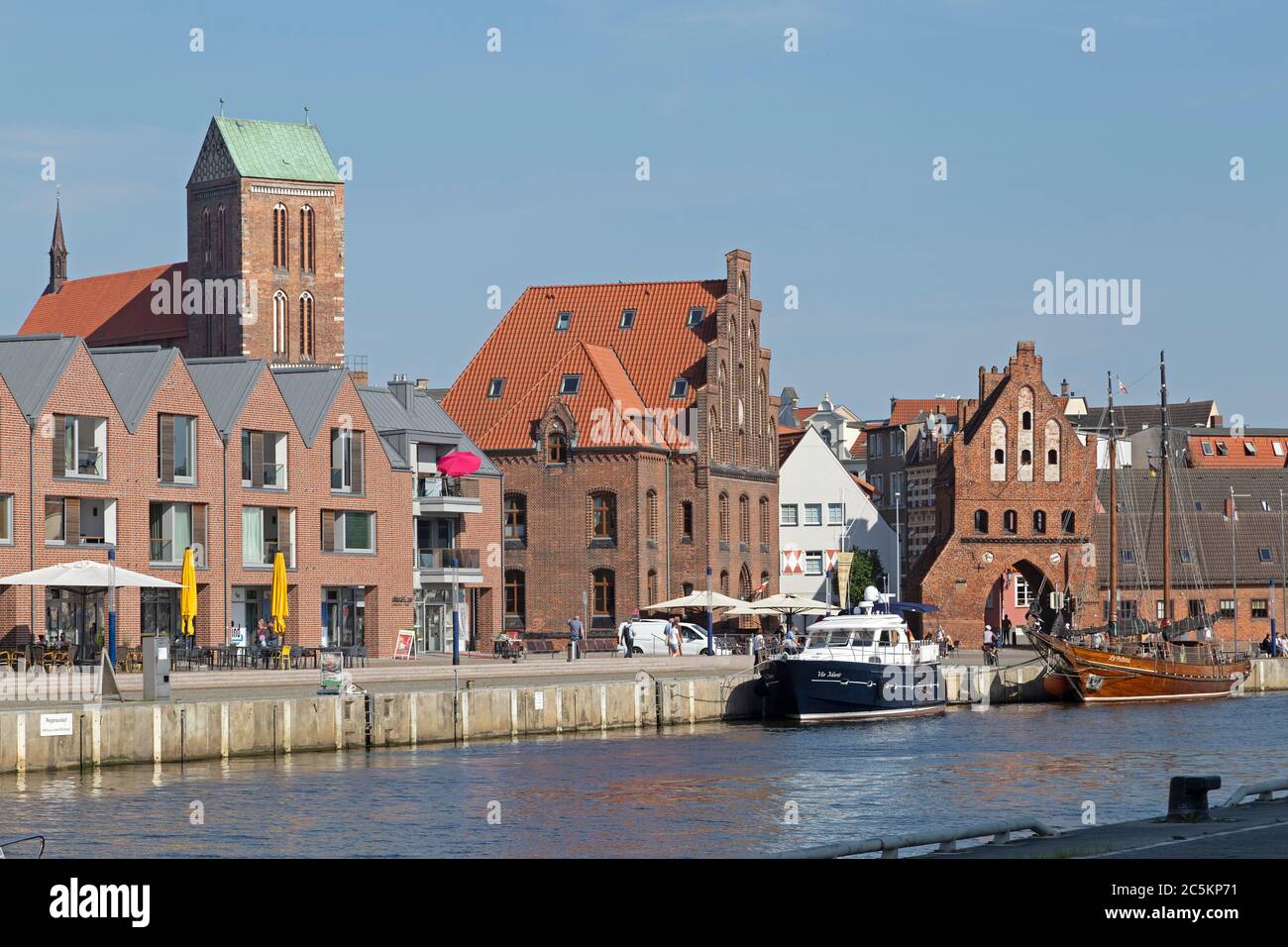 Ristorante nel vecchio magazzino, porta d'acqua e chiesa di San Nicola, porto, Wismar, Meclemburgo-Pomerania occidentale, Germania Foto Stock