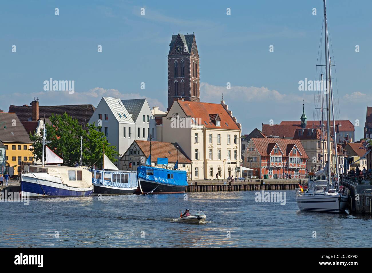 porto e torre della chiesa di Santa Maria´s, Wismar, Meclemburgo-Pomerania occidentale, Germania Foto Stock