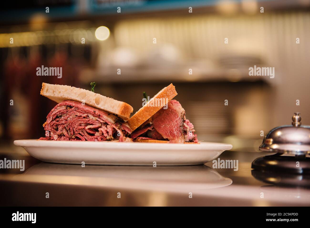 Il panino pastrami viene servito in un deli ebraico Foto Stock