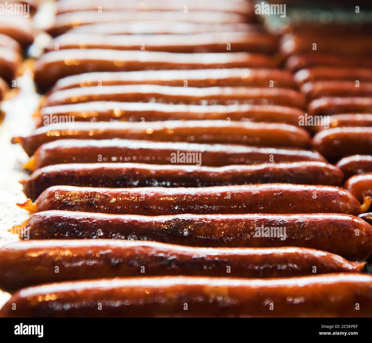I hot dog vengono cucinati in un deli Foto Stock